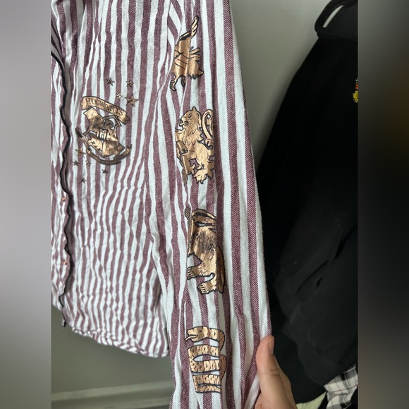 Official Hogwarts Sleep Shirt - Picture 4 of 5